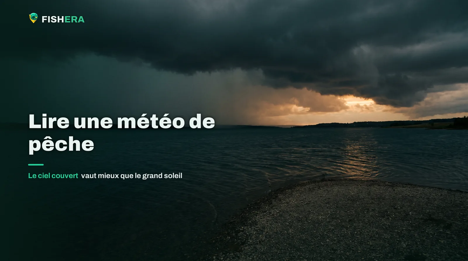 Un plafond d'orage bas au-dessus d'un grand plan d'eau, un rideau de pluie au loin et une trouée de lumière chaude au-dessus de la rive droite, pointe de graviers au premier plan