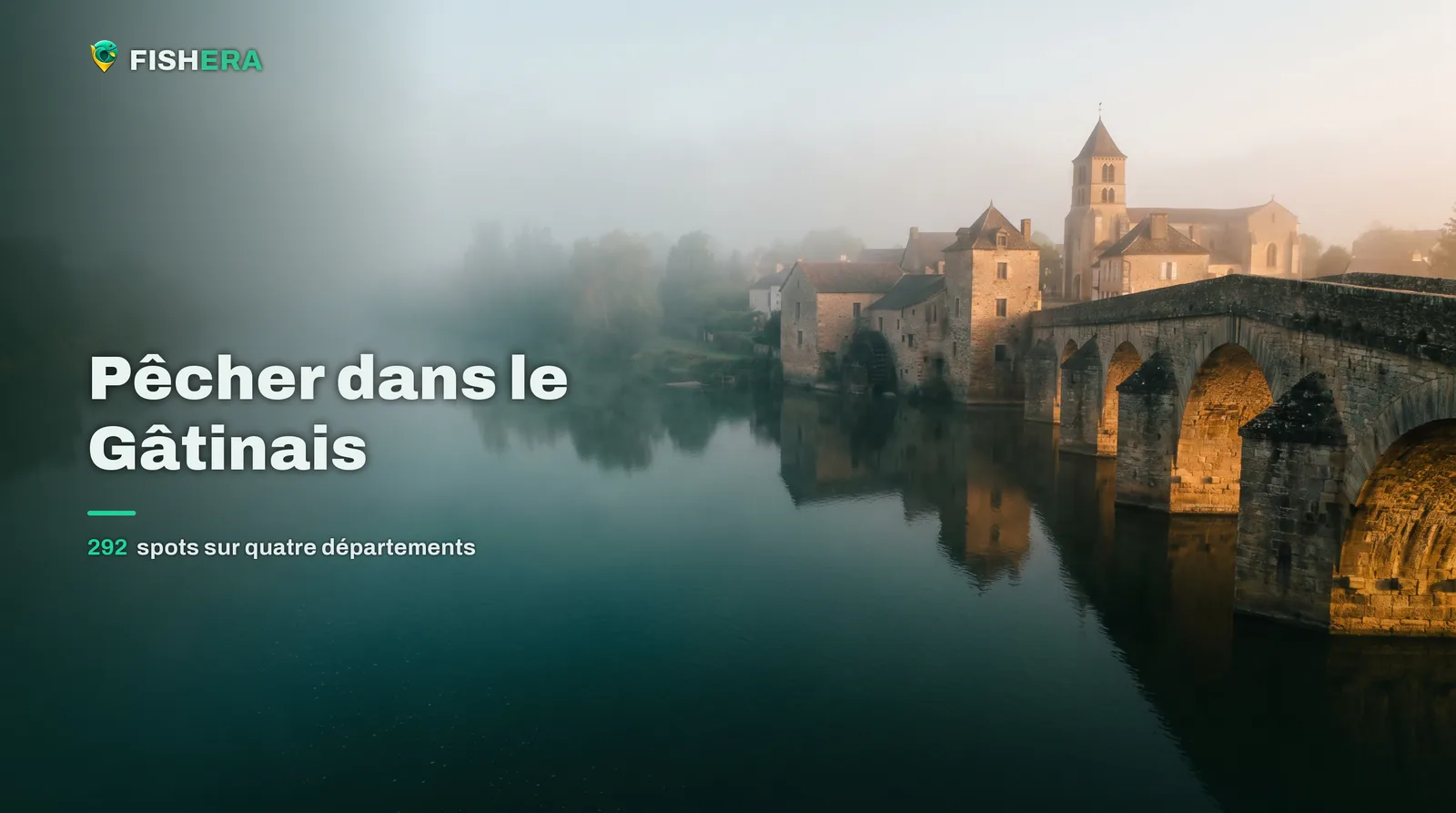 Un vieux pont de pierre en arches sur une rivière de plaine, au pied d'une petite ville à clocher, dans la brume de l'aube
