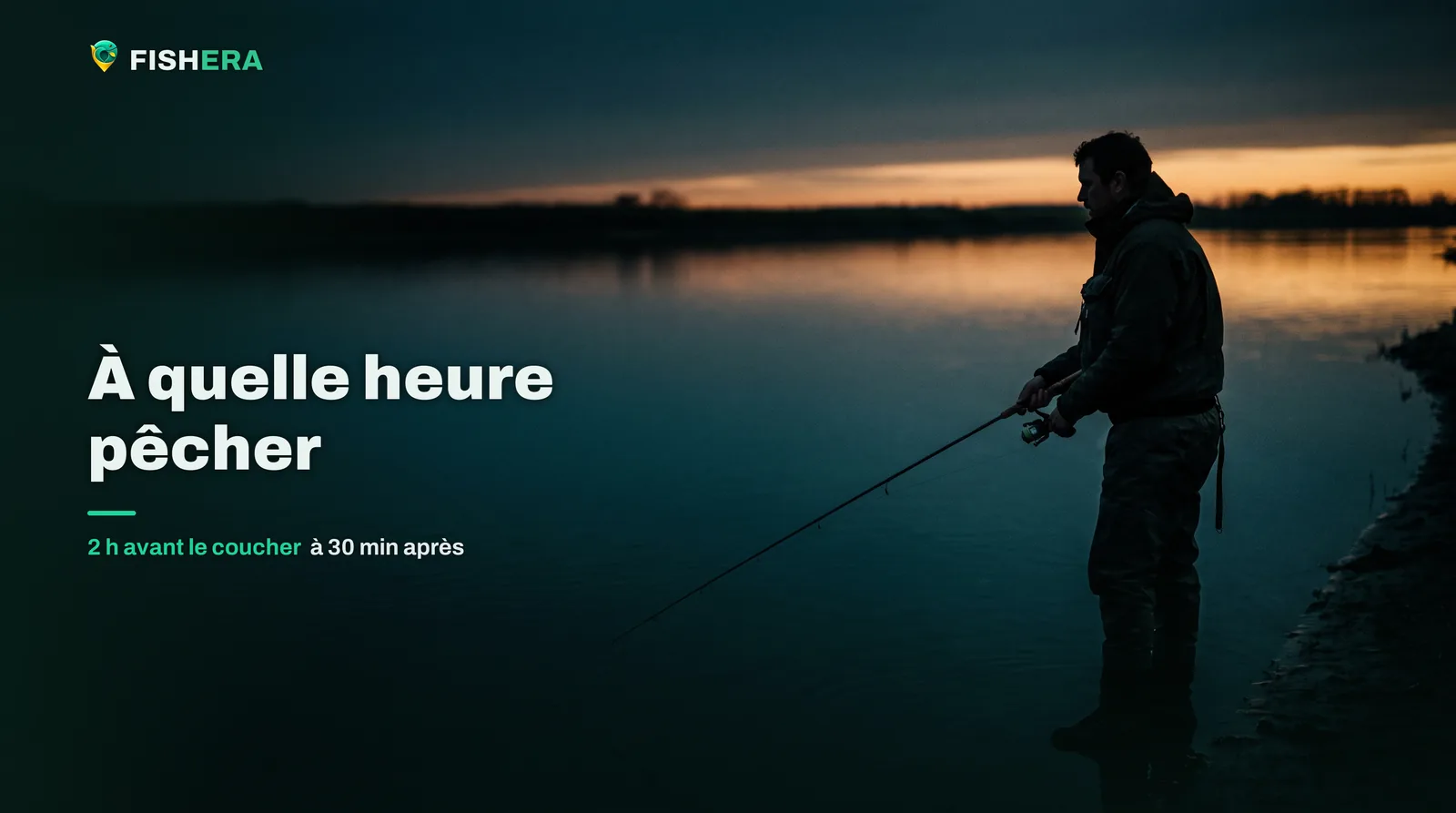 Un pêcheur seul debout au bord de l'eau quarante minutes après le coucher du soleil, canne tenue basse, dernière bande de lumière chaude sur l'horizon