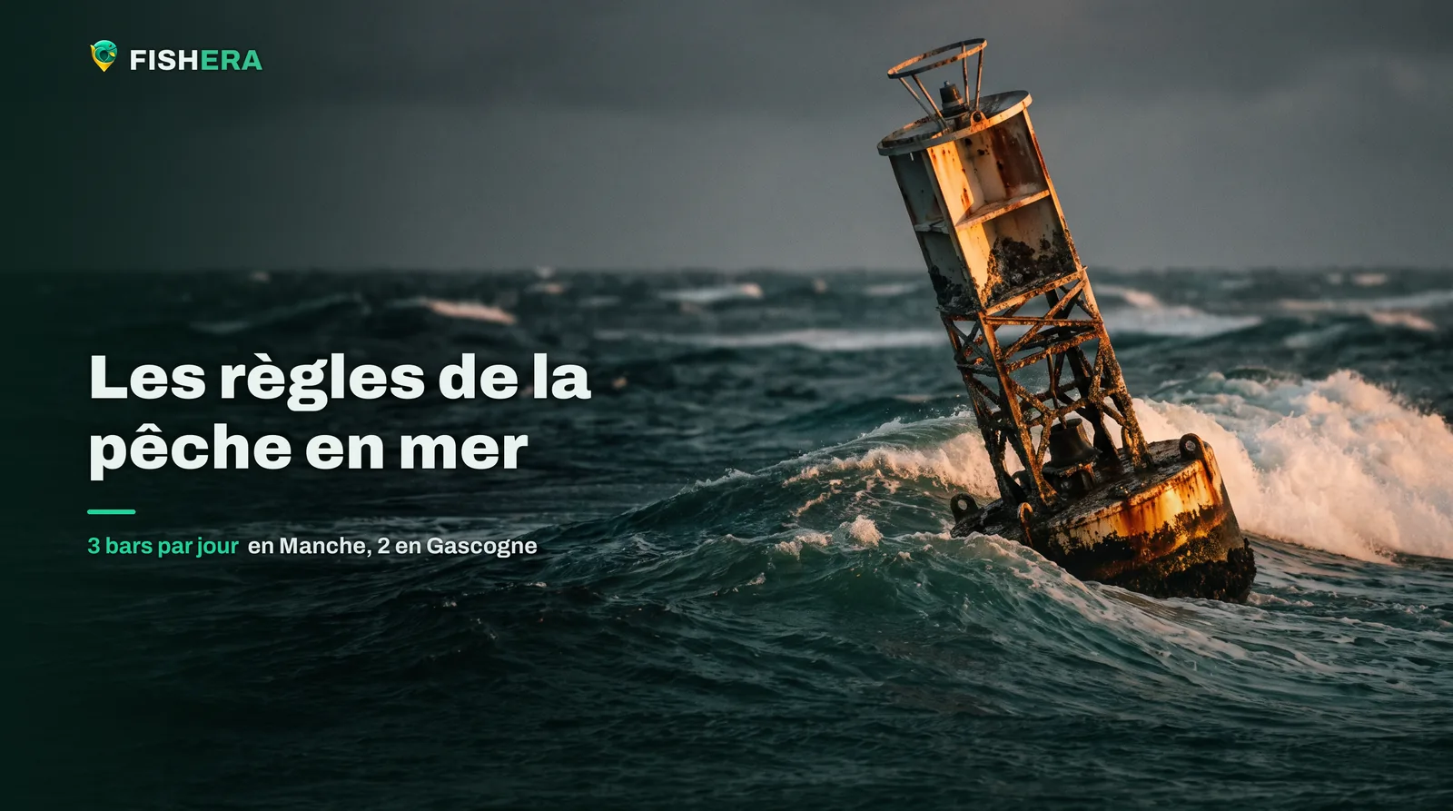 Une bouée de chenal en acier rouillé penchée dans un fort courant à l'aube, une vague se creusant contre sa base