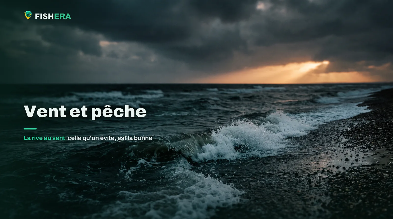 Des vagues courtes levées par le vent déferlent sur une berge de galets sous un ciel bas et chargé, une trouée de lumière au loin
